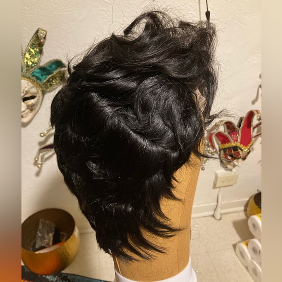 Short layered quick weave wig - Picture 2 of 4